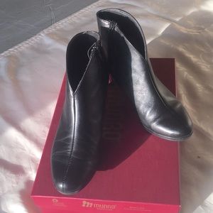 Womens Monroe American Black Leather Bootie